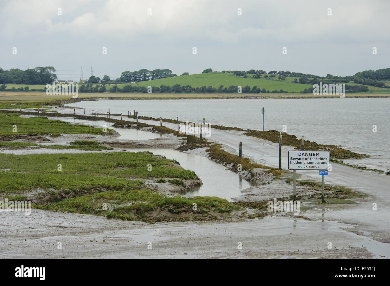 'Drabbia, guardatevi di maree veloci, i canali nascosti e quick sands' segno di avvertimento accanto alla strada dal villaggio costiero, solo comunità sul territorio continentale del Regno Unito dipende dalla marea, accesso con accesso veicolare al village via single-track road attraversando la palude di marea che ho Foto Stock