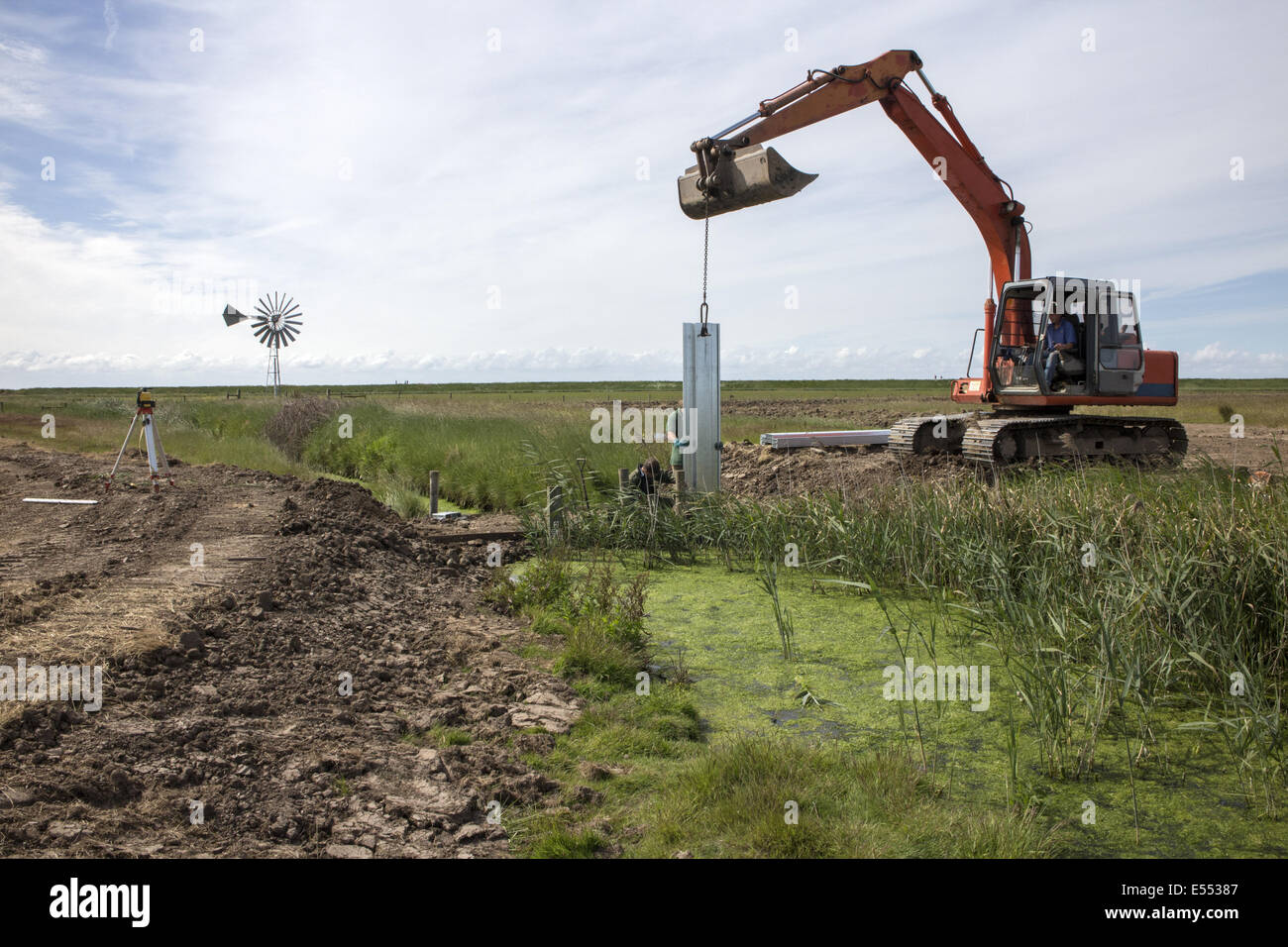 Palificazioni di metallo in fase di montaggio per rendere una saracinesca di trattenere acqua in Deepdale Marsh, Burnham Deepdale, North Norfolk. Foto Stock