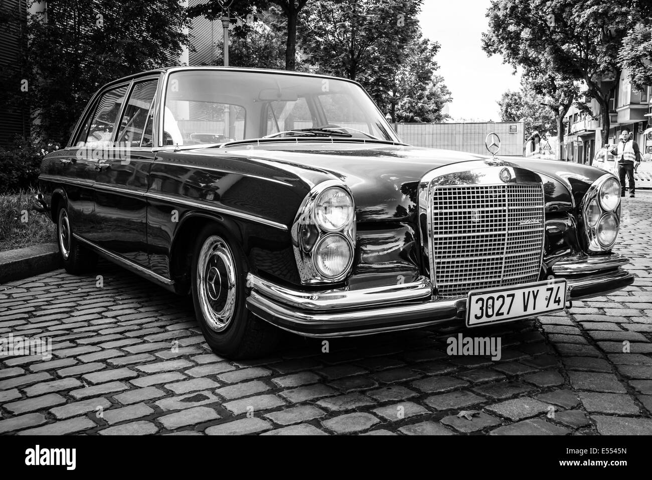 Le auto di lusso Mercedes-Benz 300SEL (W108/W109). In bianco e nero.  Ventisettesimo giorno Oldtimer Berlin - Brandenburg Foto stock - Alamy
