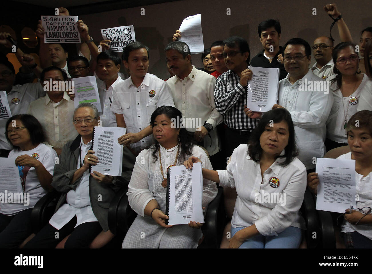 Quezon City, Filippine. 21 Luglio, 2014. Leader dei vari gruppi di attivisti visualizzare la loro impeachment denunce contro il Presidente Benigno Aquino III dentro il filippino casa di rappresentanti in Quezon City, Filippine, 21 luglio 2014. I denuncianti, che includono i valori DAP firmatari, anti-sostenitori di maiale, leader religiosi, membri dell'Accademia, la corruzione di informatori e leader settoriali, archiviato un impeachment denuncia contro il Presidente Benigno Aquino III lunedì Credito: Xinhua/Alamy Live News Foto Stock