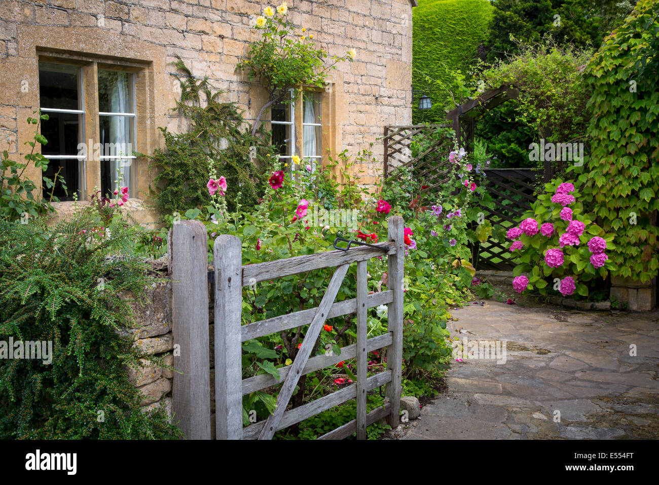Giardino Entrata a casa in Stanton, il Costwolds, Gloucestershire, Inghilterra Foto Stock