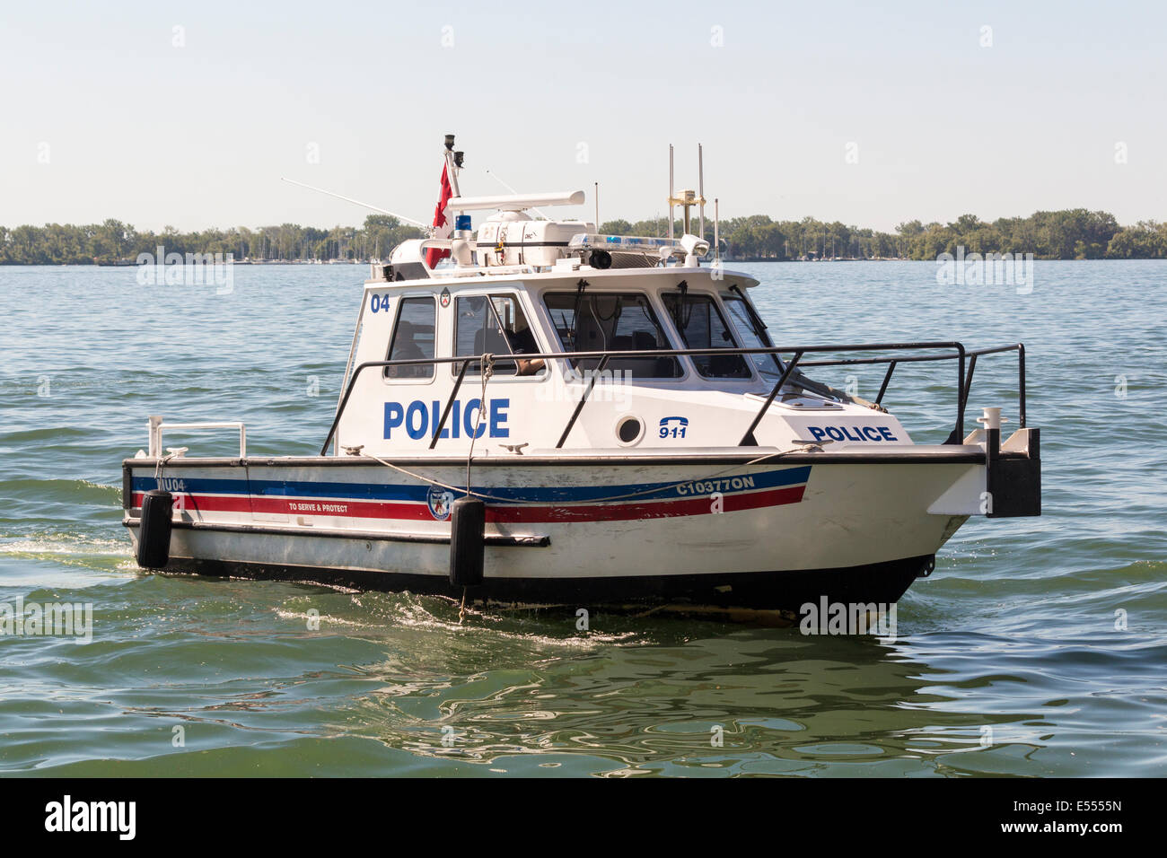 La polizia di Toronto Boat Marine con 2 ufficiali a bordo sul lago Ontario a Toronto Harbourfront Foto Stock