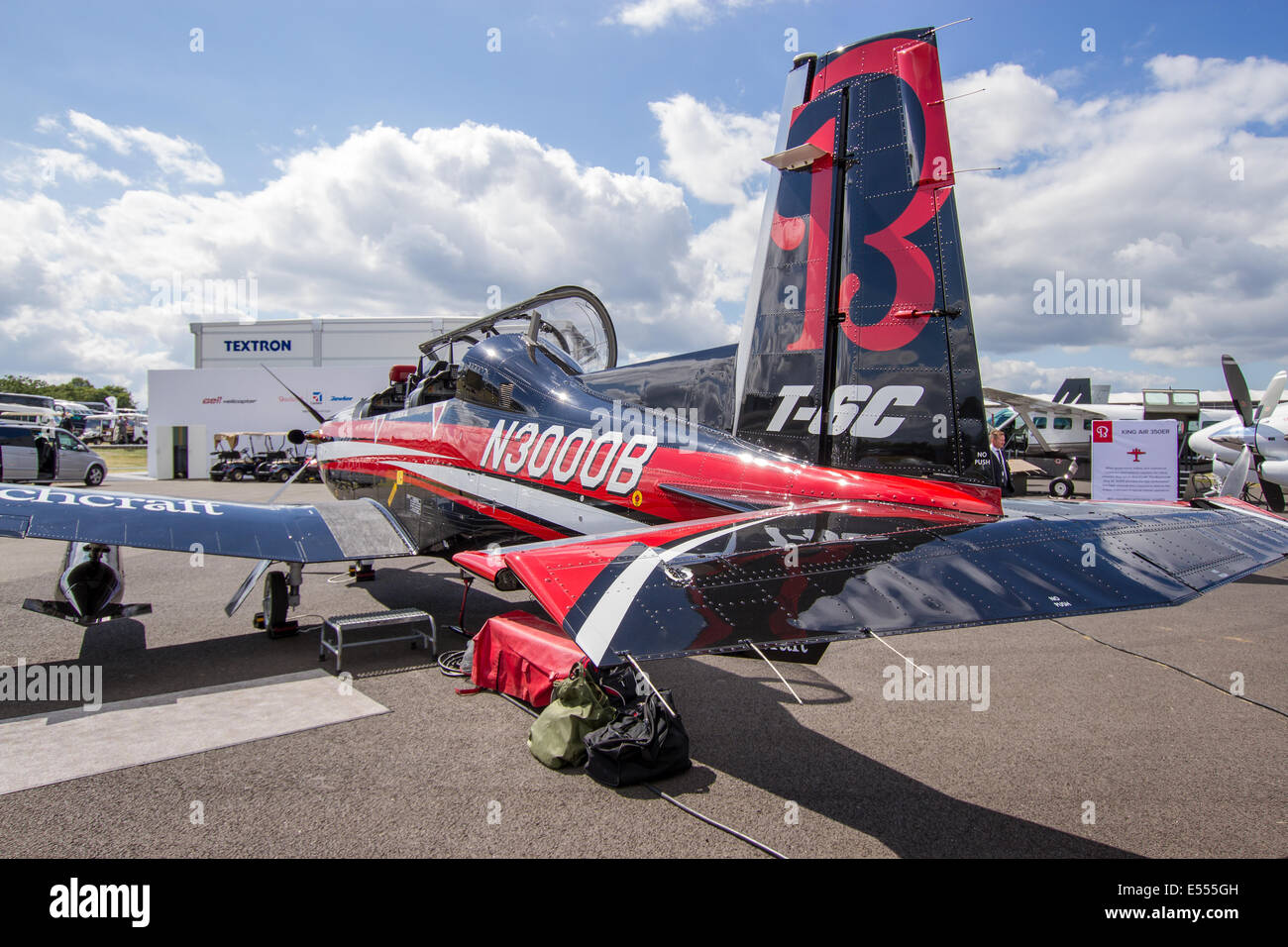 Il Farnborough International Airshow del 2014 ha presentato gli ultimi sviluppi della tecnologia aeronautica, con i principali operatori del settore che hanno esposto aeromobili, innovazioni militari e progressi nell'aviazione aziendale durante la giornata commerciale. Foto Stock