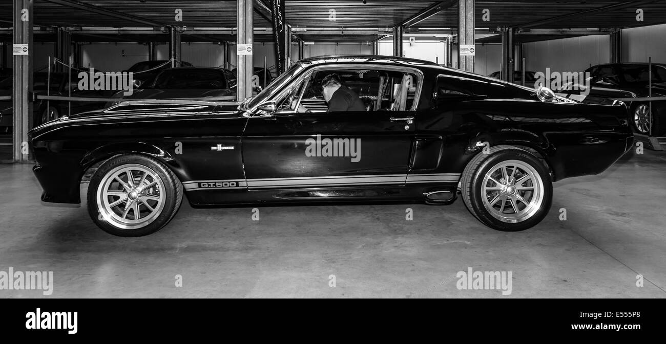 La Shelby Mustang GT500 - è una versione ad alte prestazioni della Ford Mustang. In bianco e nero. Ventisettesimo giorno Oldtimer Berlin - Brandenburg Foto Stock
