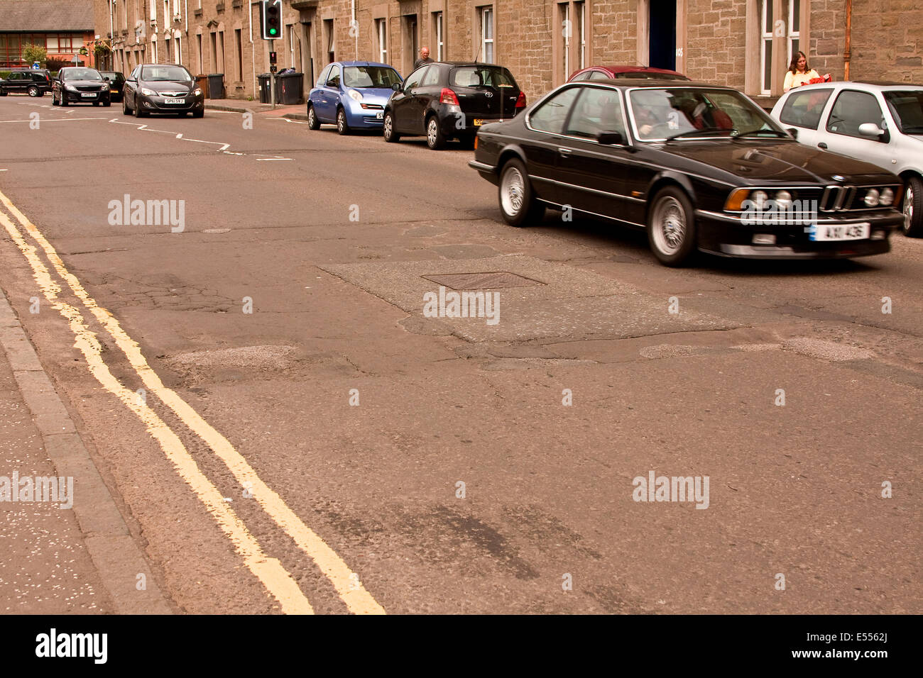 Dundee, Tayside, Scozia, Regno Unito, 21 Luglio 2014: High Road e tasse del Consiglio dello stato della pubblica sentieri e strade sono una vergogna. Dundee City Council è speso milioni di GBP sul lungomare di progetto di sviluppo mentre strade e marciapiedi sono senza manutenzione piena di buchi, patchwork e superfici irregolari. Credito: Dundee fotografico / Alamy Live News Foto Stock