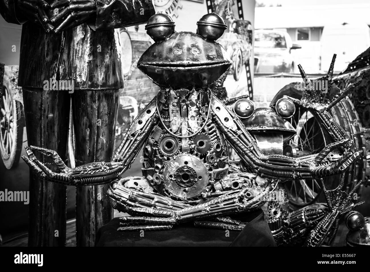 Meditando Rana, fatti a mano di metallo, la ditta Giganten aus Stahl (bianco e nero). Ventisettesimo giorno Oldtimer Berlin - Brandenburg Foto Stock