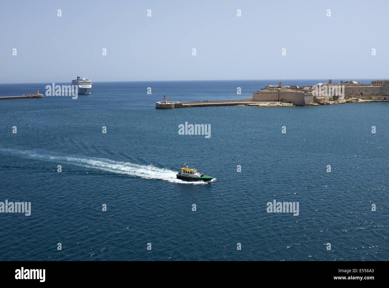 I piloti del porto barca precedenti MSC Lirica nave da crociera in Valletta Grand Harbour tra St Elmo (L) & Ricasoli frangiflutti Est Foto Stock