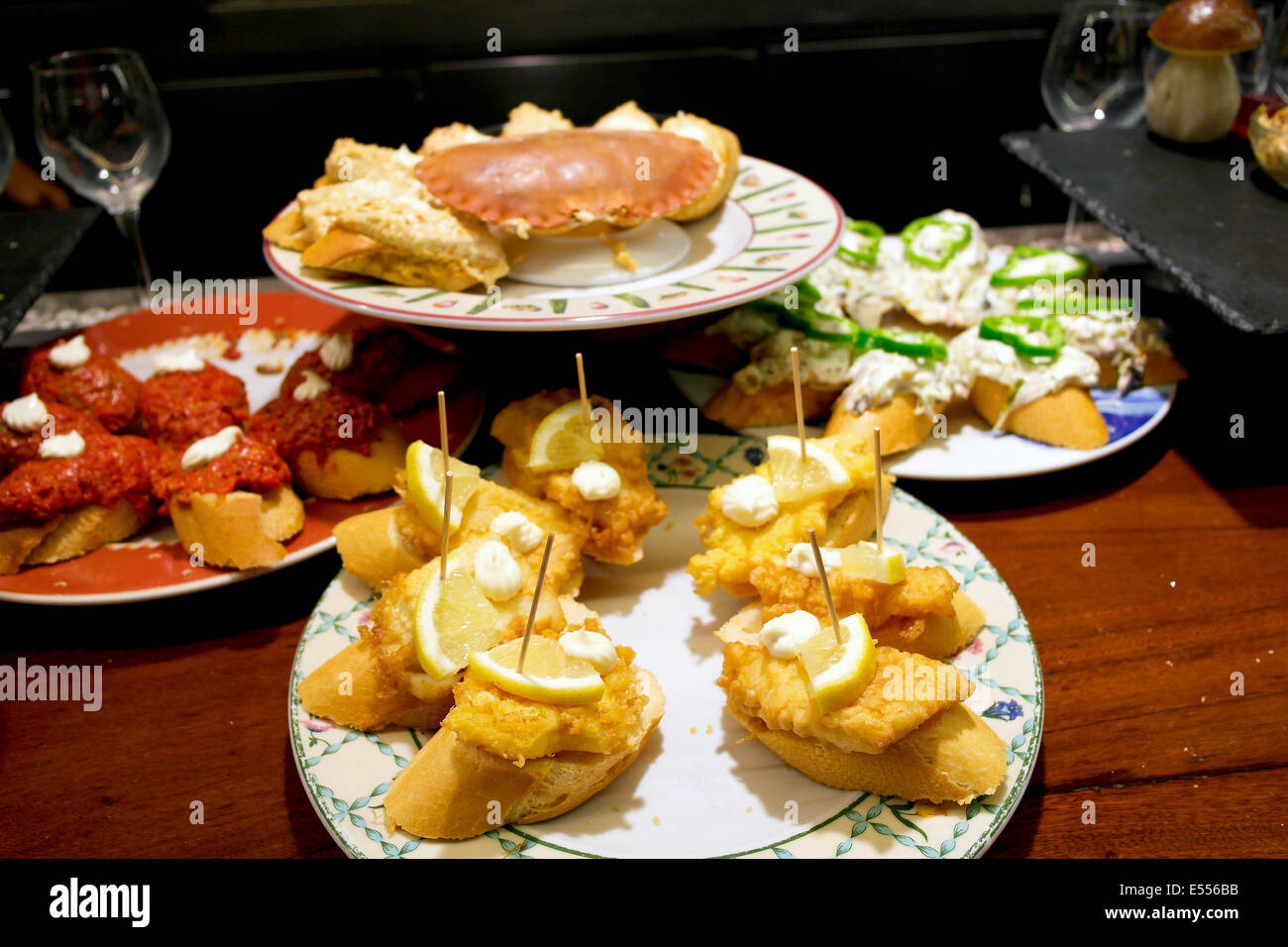 Si tratta di piccoli snack tipicamente mangiato nel bar, tradizionale nel nord della Spagna e soprattutto molto popolari nel paese basco Foto Stock