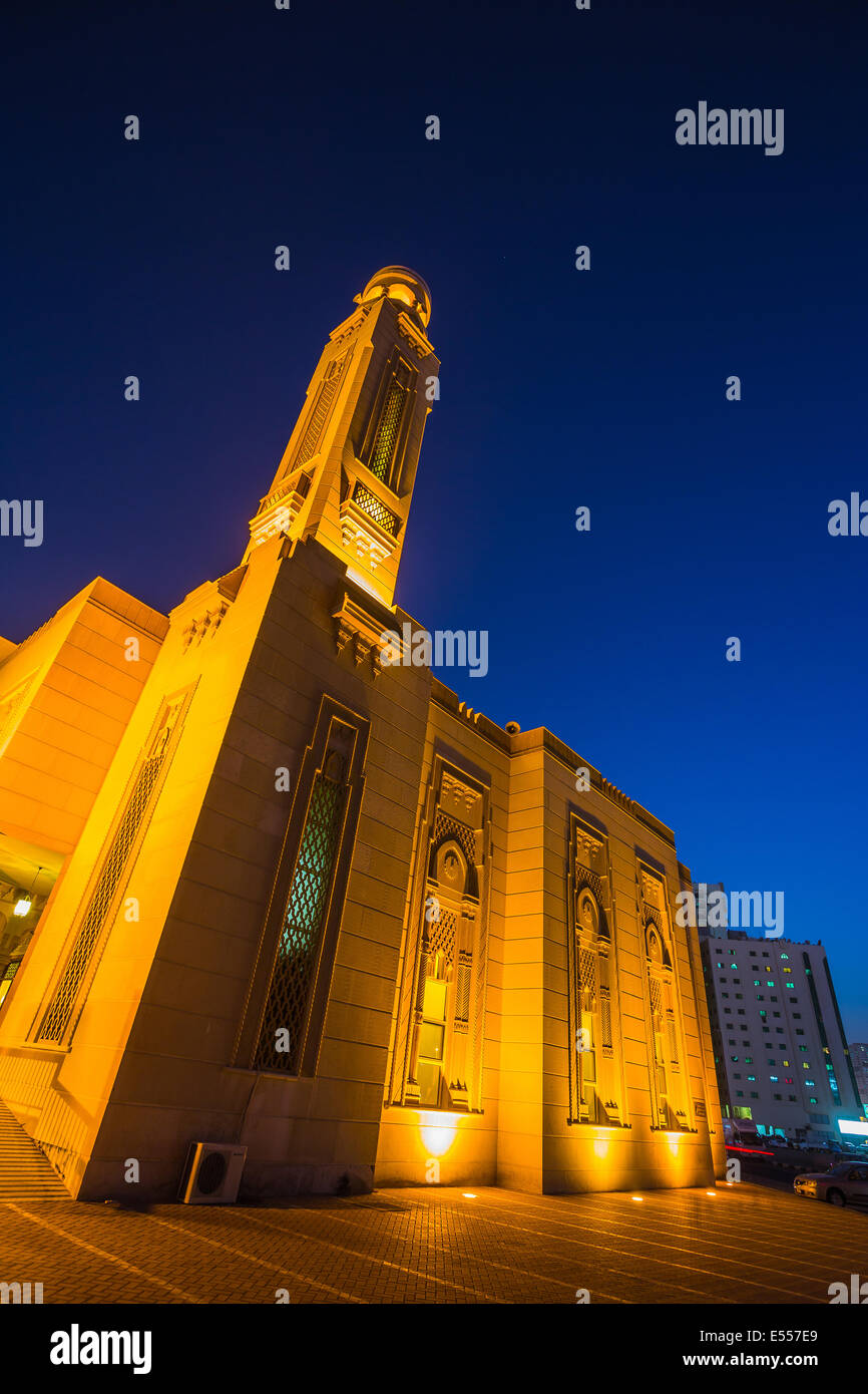 Al Noor moschea in Sharjah di notte. Emirati Arabi Uniti Foto Stock