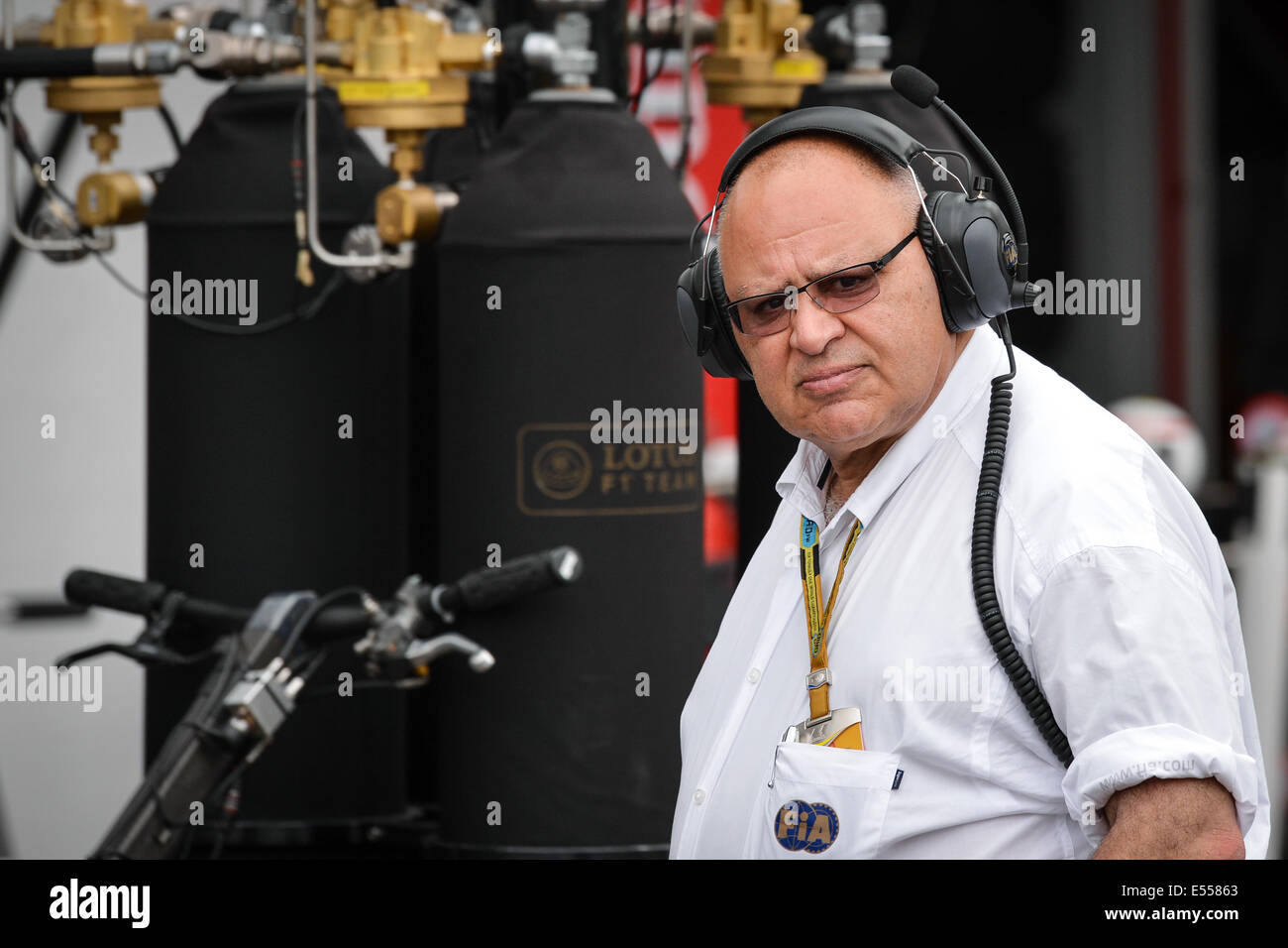 Hockenheim, Germania. Il 20 luglio, 2014. Fotografi' delegato della FIA, Pat Behar (Francia), passeggiate attraverso la pit lane durante il tedesco di Formula One Grand Prix all'Hockenheimring race track di Hockenheim, in Germania, 20 luglio 2014. Foto: DAVID EBENER/DPA/Alamy Live News Foto Stock