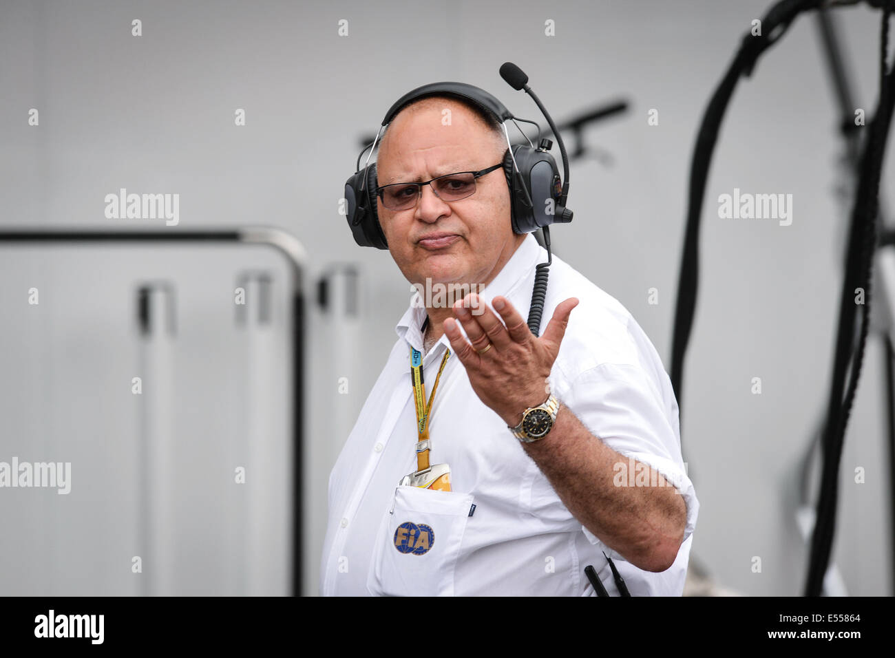 Hockenheim, Germania. Il 20 luglio, 2014. Fotografi' delegato della FIA, Pat Behar (Francia), passeggiate attraverso la pit lane durante il tedesco di Formula One Grand Prix all'Hockenheimring race track di Hockenheim, in Germania, 20 luglio 2014. Foto: DAVID EBENER/DPA/Alamy Live News Foto Stock