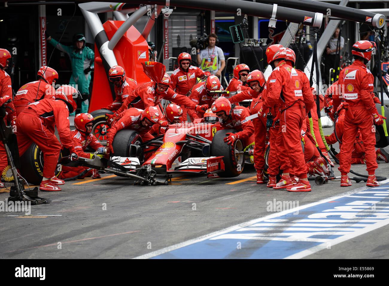 Hockenheim, Germania. Il 20 luglio, 2014. Il finlandese pilota di Formula Uno Kimi Raeikkoenen dal team Ferrari non un pit stop durante il tedesco di Formula One Grand Prix all'Hockenheimring race track di Hockenheim, in Germania, 20 luglio 2014. Foto: DAVID EBENER/DPA/Alamy Live News Foto Stock