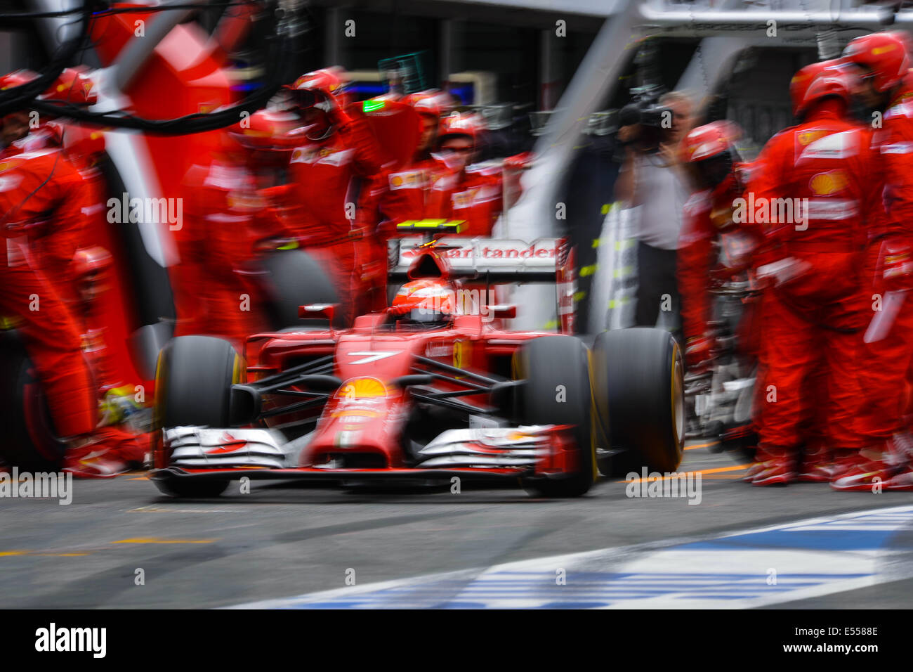 Hockenheim, Germania. Il 20 luglio, 2014. Il finlandese pilota di Formula Uno Kimi Raeikkoenen dalla scuderia Ferrari unità dopo un pit stop durante il tedesco di Formula One Grand Prix all'Hockenheimring race track di Hockenheim, in Germania, 20 luglio 2014. Foto: DAVID EBENER/DPA/Alamy Live News Foto Stock
