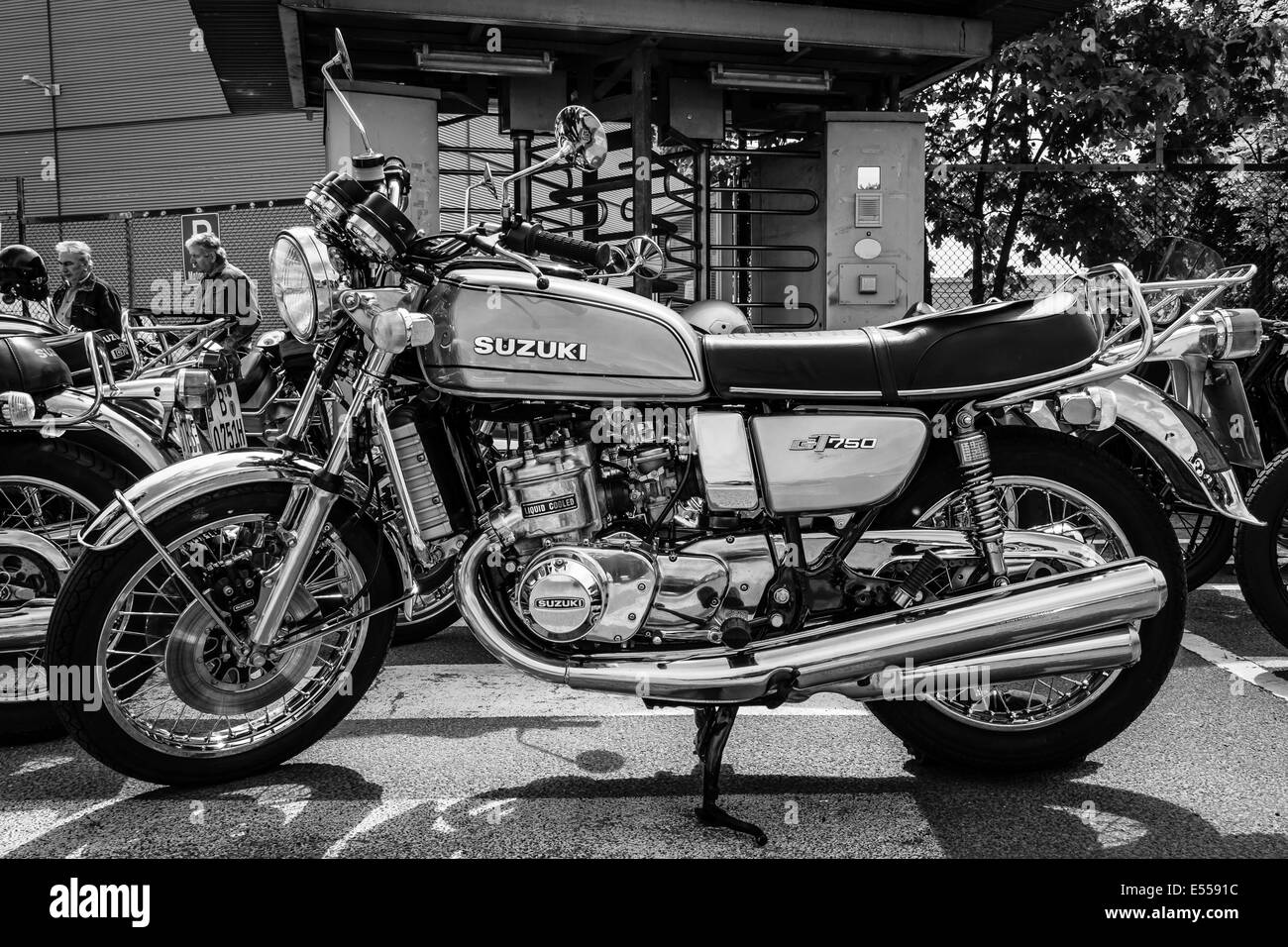Il primo giapponese di moto con un raffreddamento a liquido motore Suzuki GT750. In bianco e nero. Ventisettesimo giorno Oldtimer Berlin - Brandenburg Foto Stock