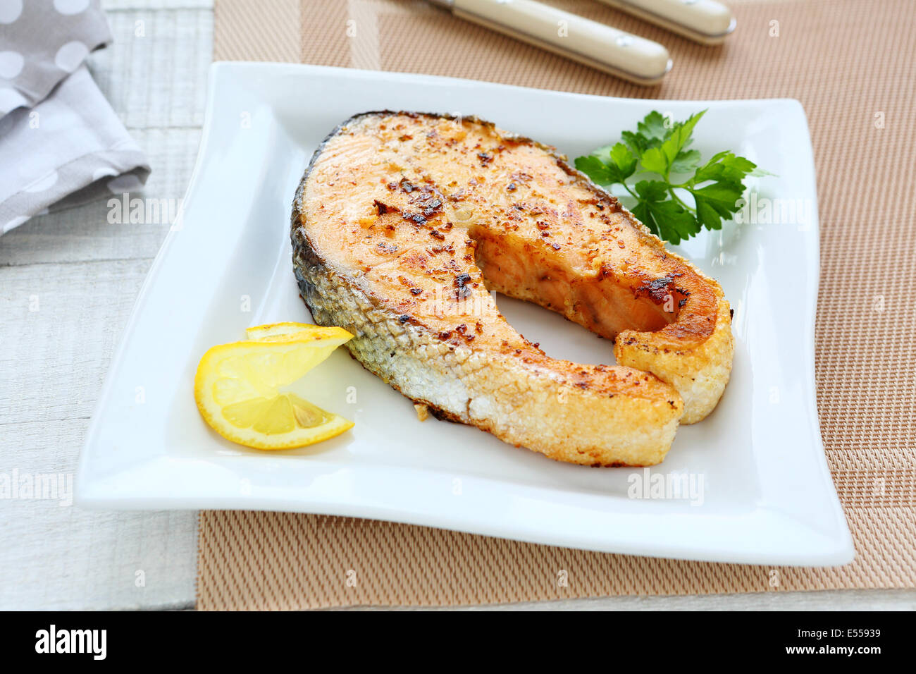 Salmone alla griglia su una piastra, cibo closeup Foto Stock