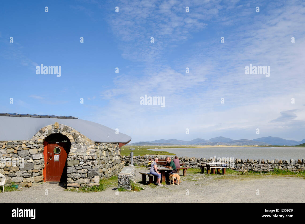 Il Tempio cafe con vista panoramica che si affaccia su un piccolo blocco di mare. Northton, Isle of Harris Ebridi Esterne Western Isles della Scozia UK Foto Stock