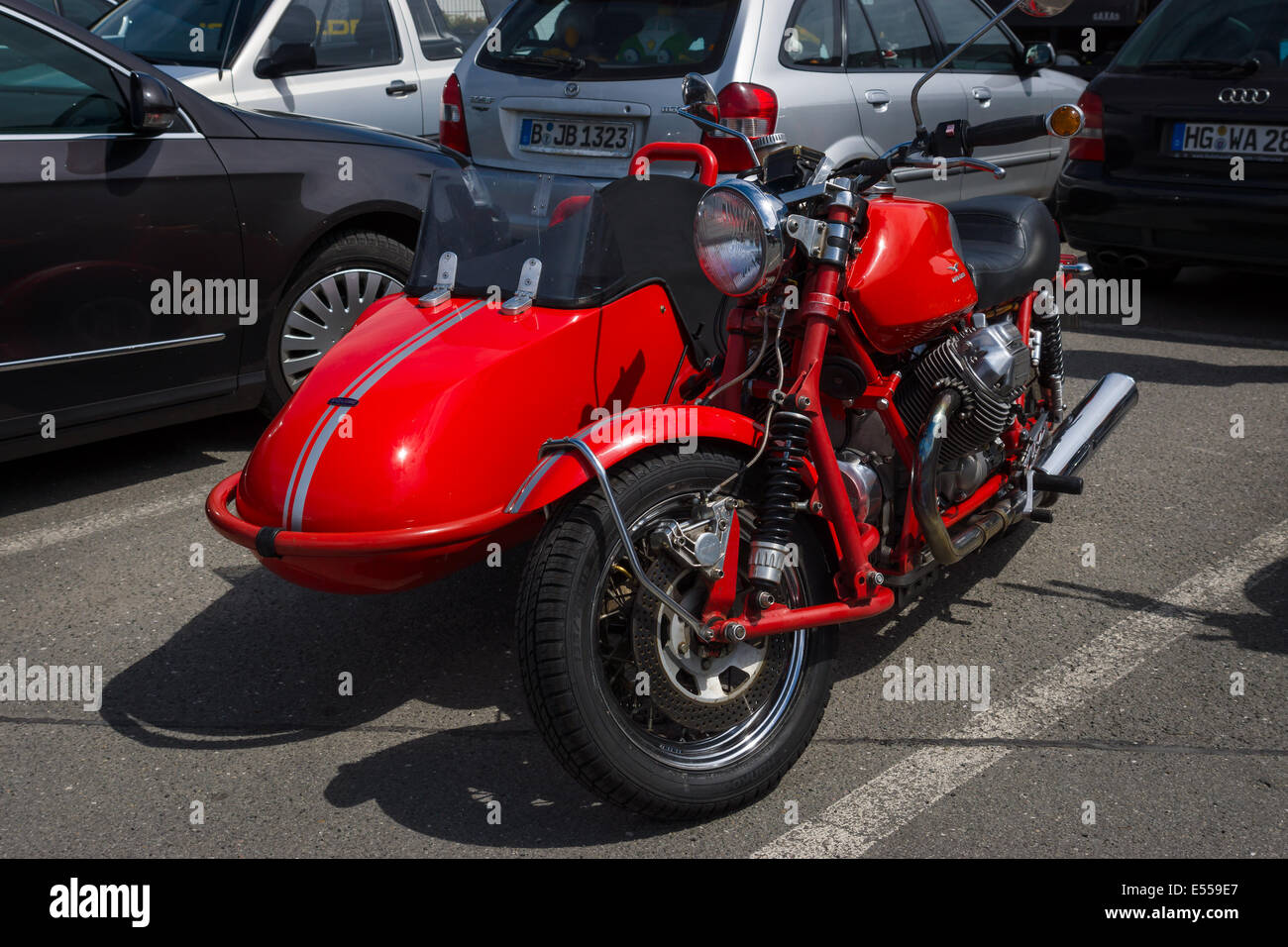 Berlino, Germania - 17 Maggio 2014: motociclo con sidecar, Moto Guzzi V7. Ventisettesimo giorno Oldtimer Berlin - Brandenburg Foto Stock