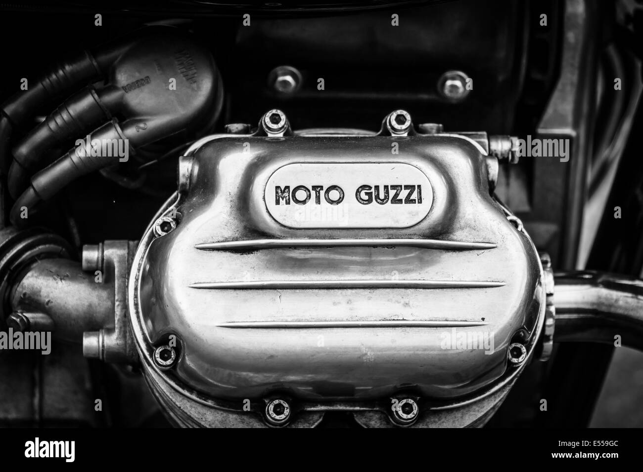 Dettaglio di un motore del motociclo Italiano Moto Guzzi V7. In bianco e nero. Ventisettesimo giorno Oldtimer Berlin - Brandenburg Foto Stock