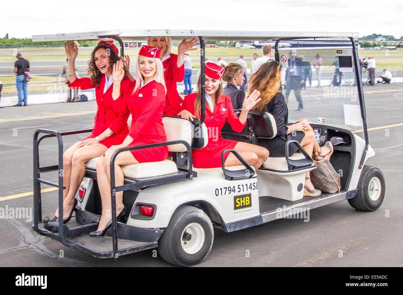 I modelli erano presenti al Farnborough International Airshow il 15 luglio 2014, assistendo nelle promozioni per aerei e compagnie aeree durante l'evento del trade day. Foto Stock