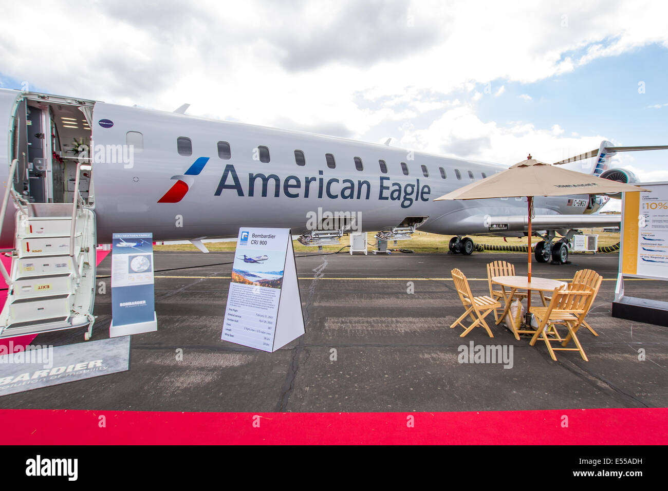 Il Farnborough International Airshow 2014 ha presentato un'ampia gamma di aeromobili, concentrandosi sulle innovazioni dell'aviazione, le esposizioni commerciali e le opportunità di networking per i professionisti del settore aerospaziale. Foto Stock
