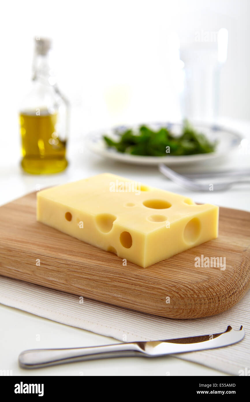 Formaggio svizzero Emmental a bordo con coltello da formaggio Foto Stock
