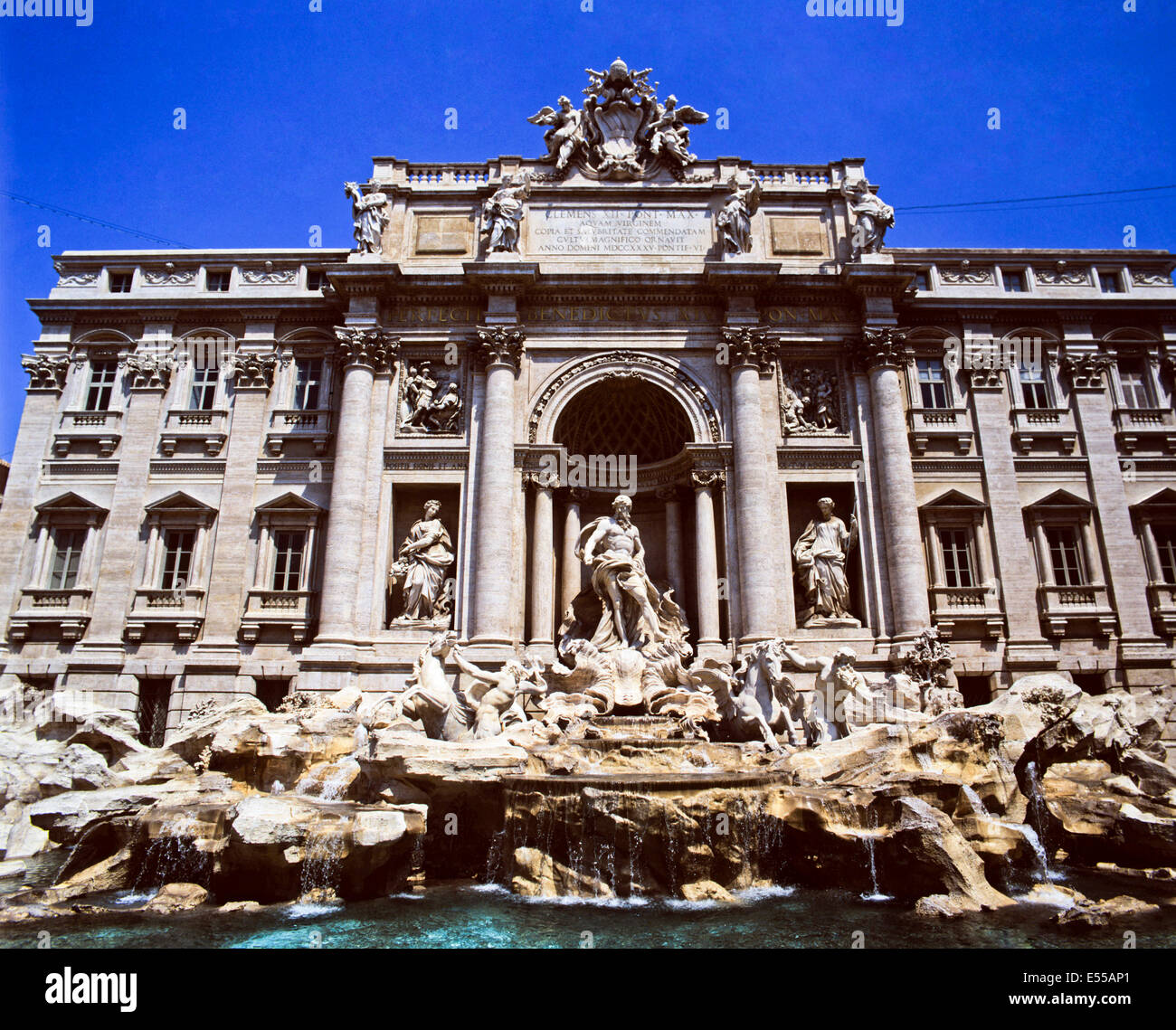 Vista sulla Fontana di Trevi, progettato dall'architetto italiano Nicola Salvi, Roma, Italia Foto Stock