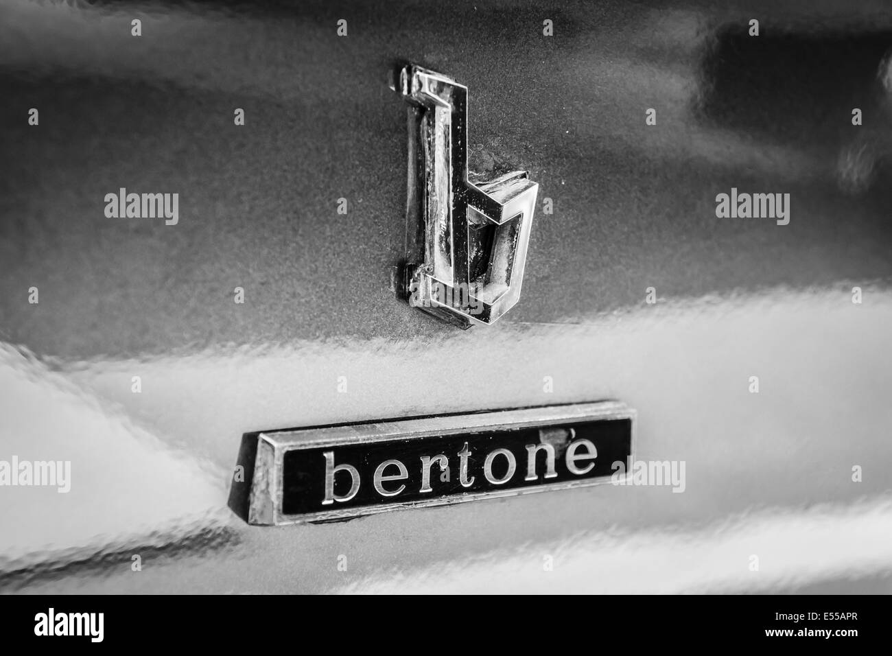 Emblema della vettura styling studio Bertone sulla vettura sportiva Maserati Khamsin (Tipo 120). In bianco e nero Foto Stock