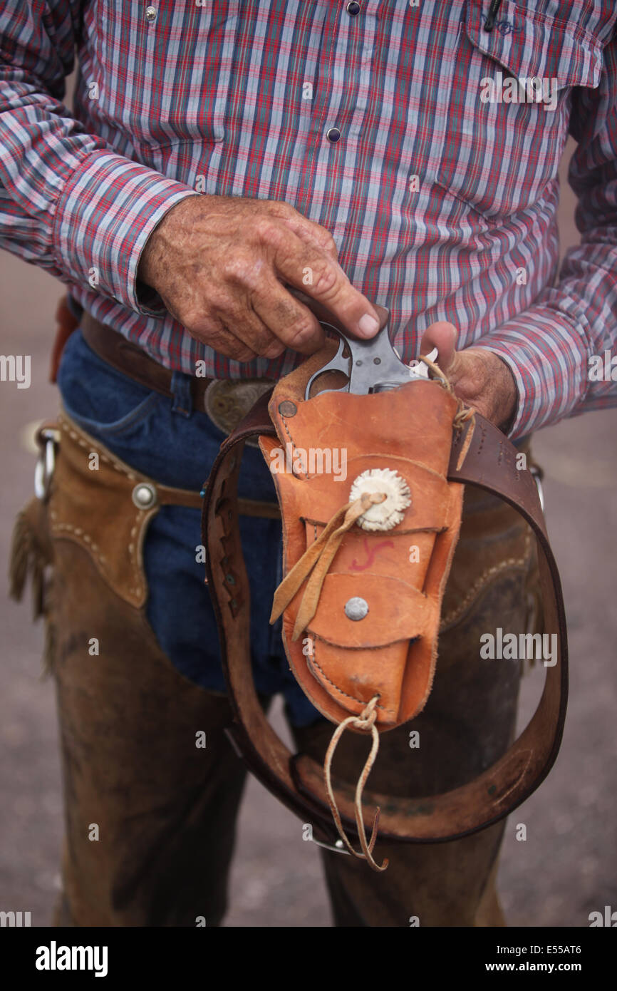 Cowboy americano che mostra la sua pistola e fondina Foto Stock