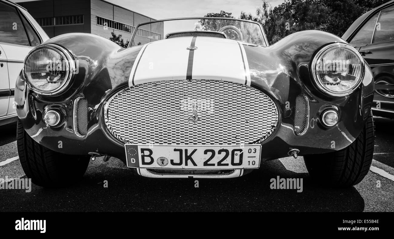 Replica auto sportiva Shelby AC Cobra. Fabbricato da Saier Automobilbau. In bianco e nero. Ventisettesimo giorno Oldtimer Berlin - Brandenburg Foto Stock