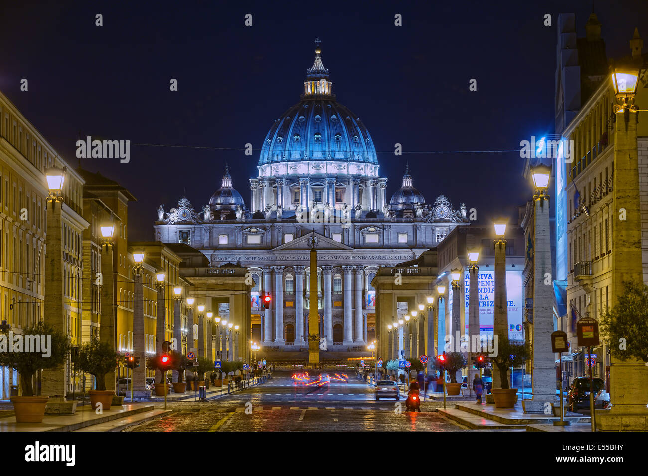 La Basilica di San Pietro durante la notte cercando lungo Via della Conciliazione in Roma, Italia Foto Stock