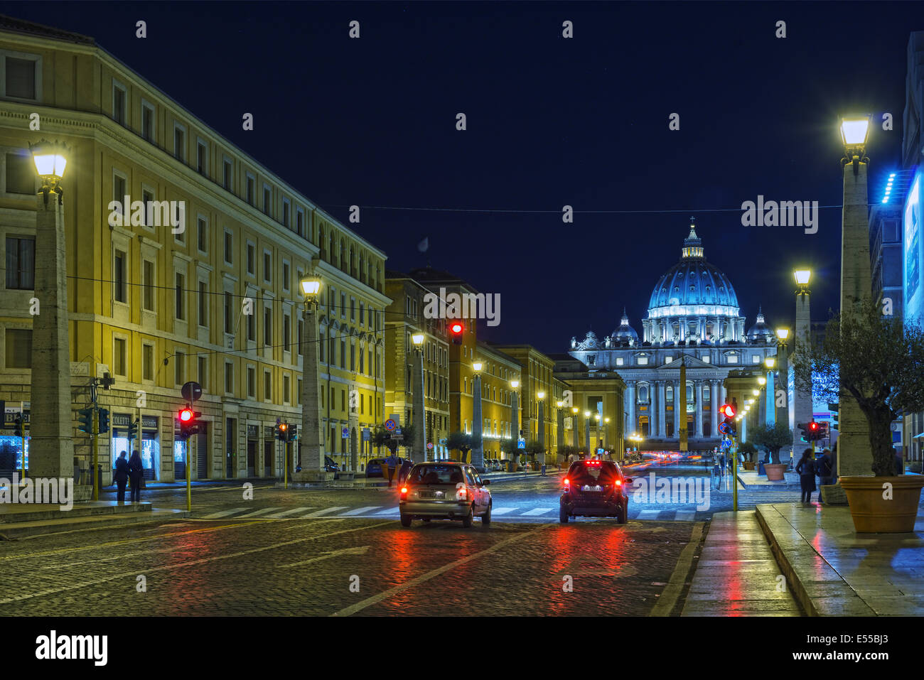 La Basilica di San Pietro durante la notte cercando lungo Via della Conciliazione in Roma, Italia Foto Stock