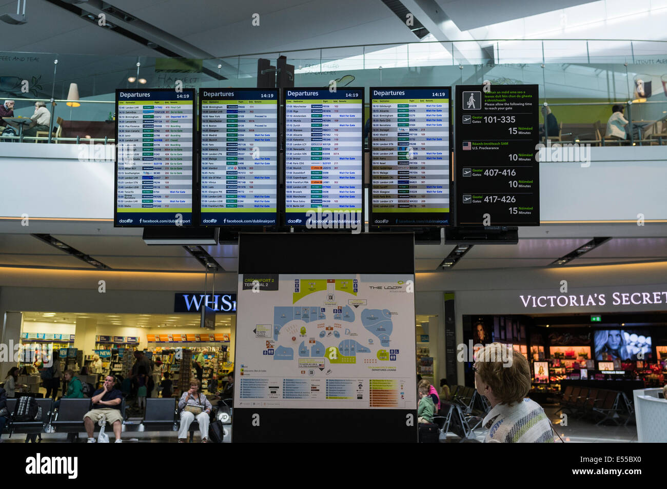 Scheda di partenze del Terminal 2 nell'aeroporto di Dublino, Irlanda. Foto Stock