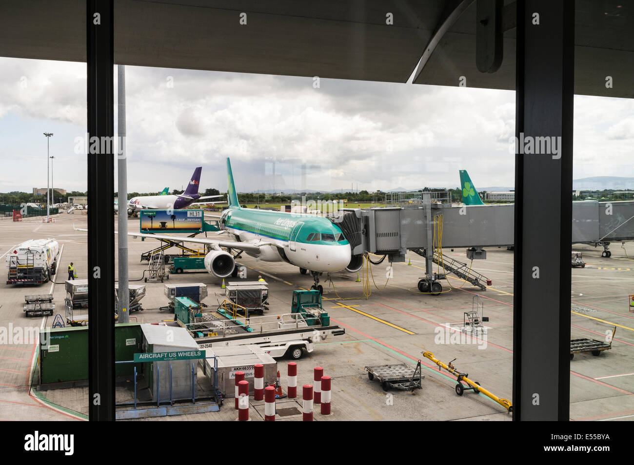 Aer Lingus Airbus 320 sull'asfalto essendo preparato per la partenza visto dall'interno del terminale 2 edificio all aeroporto di Dublino, IRE Foto Stock