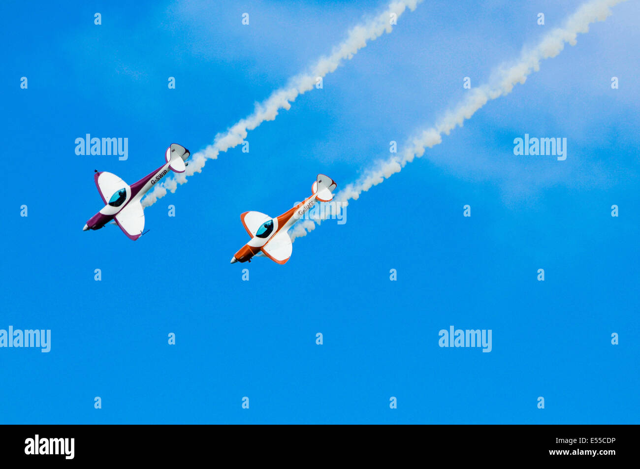 Silenzio ritorcitoi (G-SWIP e G-JINX) dalla Twister Team battenti in stretta formazione Foto Stock
