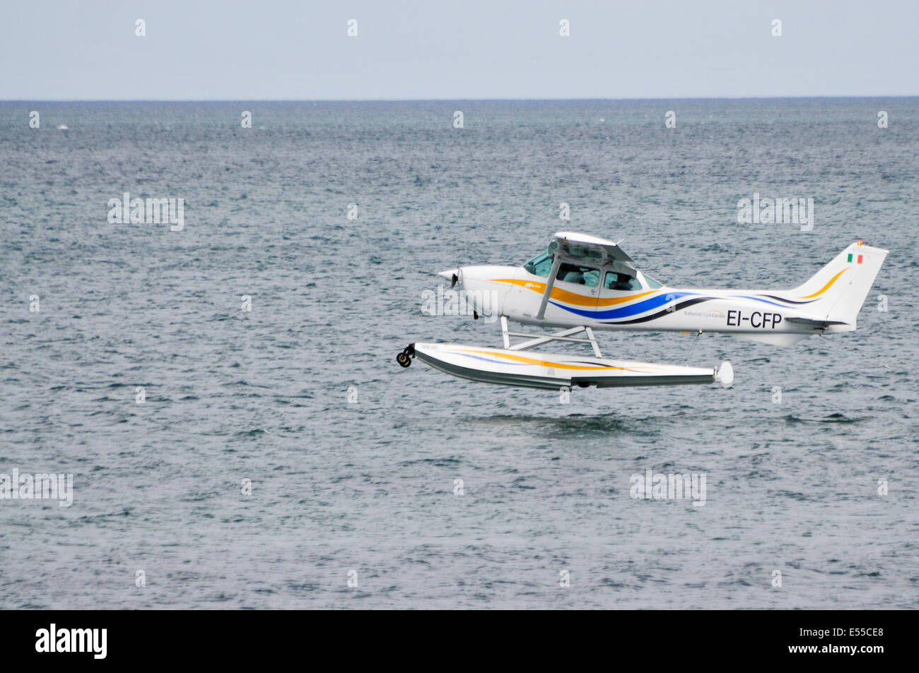 Cessna 172 (EPI-CFP), 1980, di proprietà di William Flood, dotato di galleggianti, Avco Lycoming motore, terre sul mare al 2014 Bray Air Show, Irlanda Foto Stock