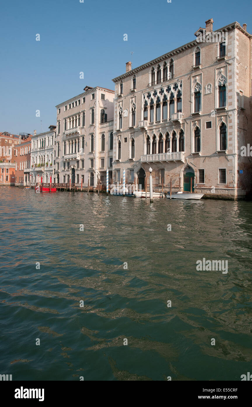 Bellissimi palazzi immobili case palazzo pallazi con ormeggiate barche a motore sul Canal Grande Venezia CANAL GRANDE PALAZZI Foto Stock