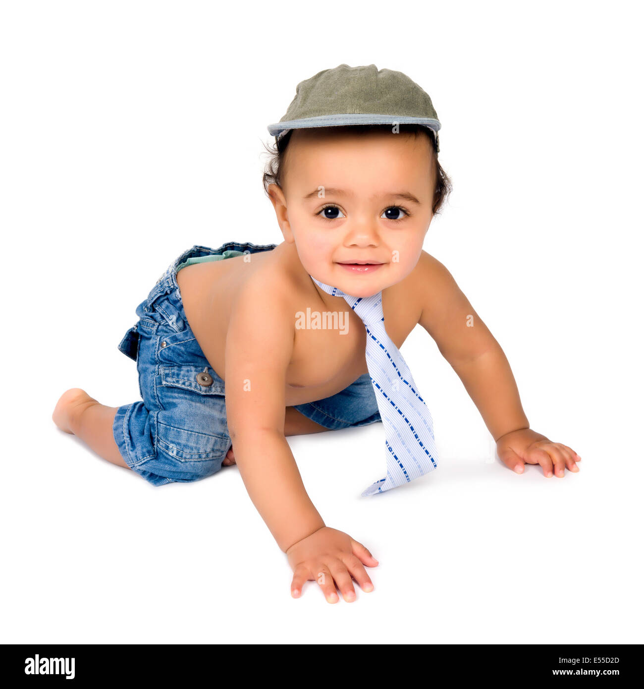 Carino African baby boy strisciando nel suo piccolo jeans Foto Stock