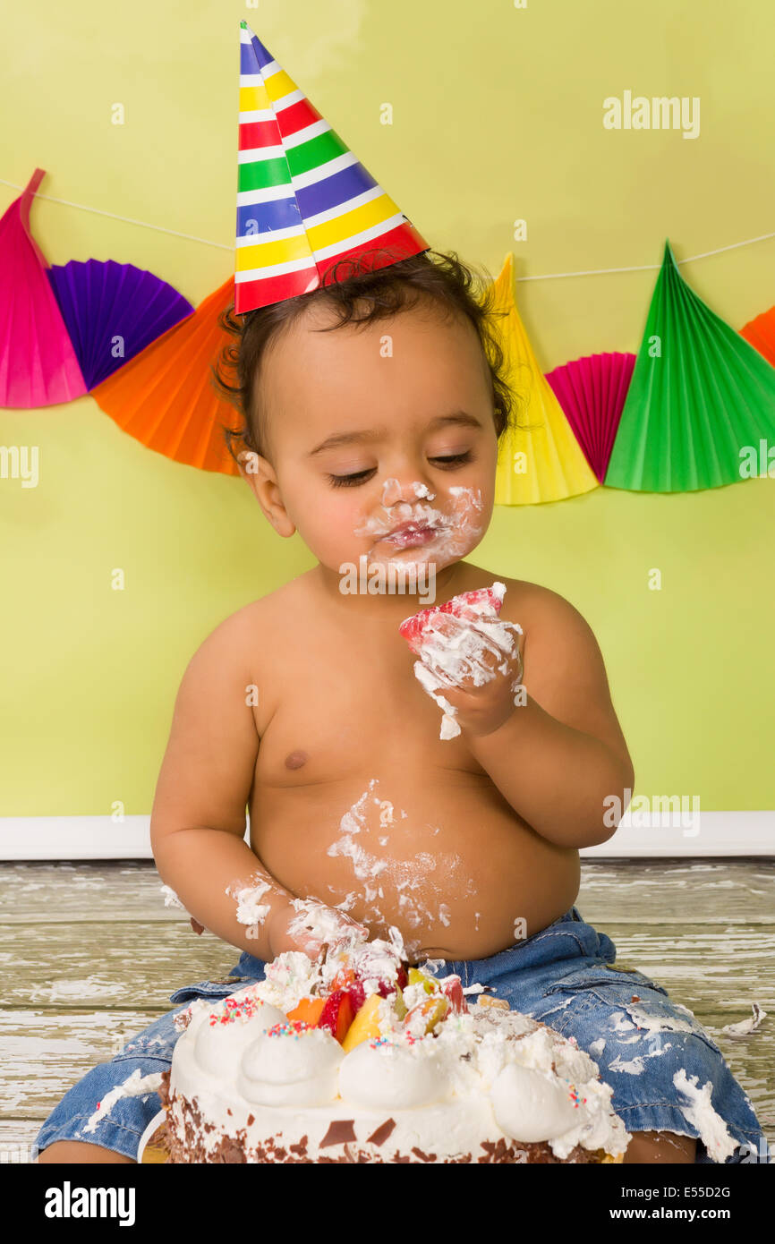 Adorabile bambino africano durante una torta smash del suo primo compleanno Foto Stock