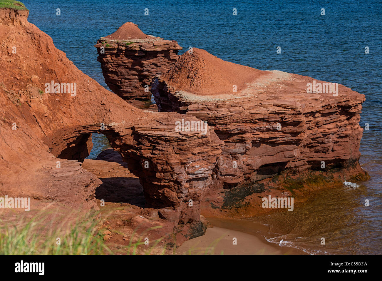 Le formazioni rocciose lungo la costa nord di Prince Edward Island, Canada. Foto Stock