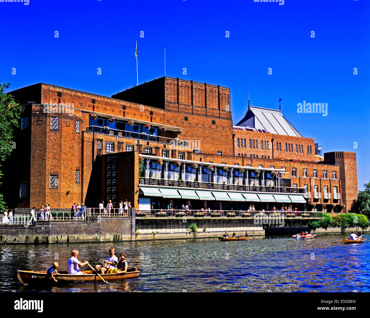 Vista della Royal Shakespeare Theatre mostra waterfront, Stratford-Upon-Avon, England, Regno Unito Foto Stock