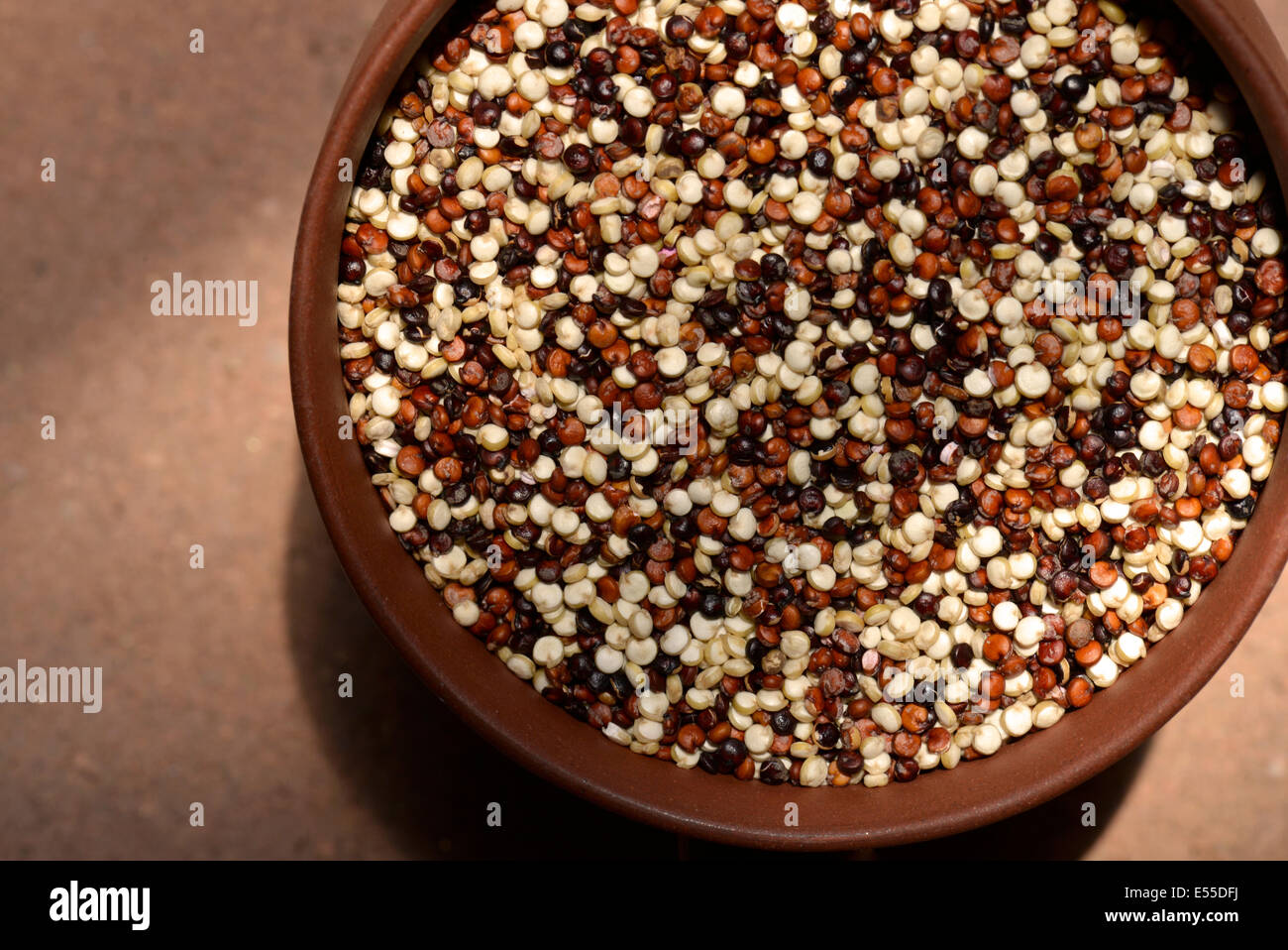 Rainbow organico la quinoa, una miscela di semi di quinoa, fornisce una soluzione completa di proteina. Foto Stock Rainbow organico la quinoa, una miscela di semi di quinoa, fornisce una soluzione completa di proteina. Foto Stock