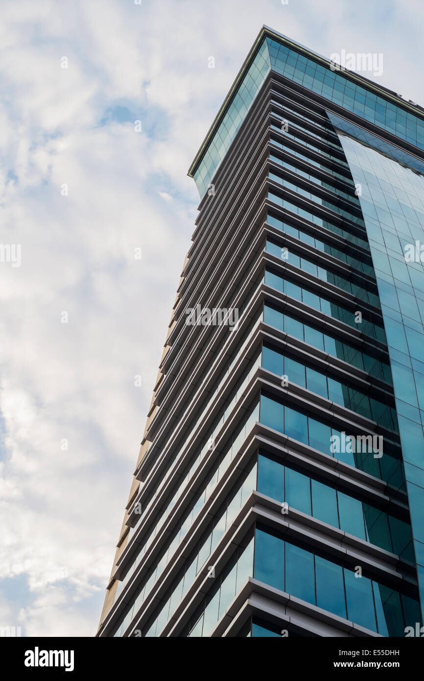 Torre di uffici nel distretto bancario di Al-Seef, Manama Bahrain. Foto Stock