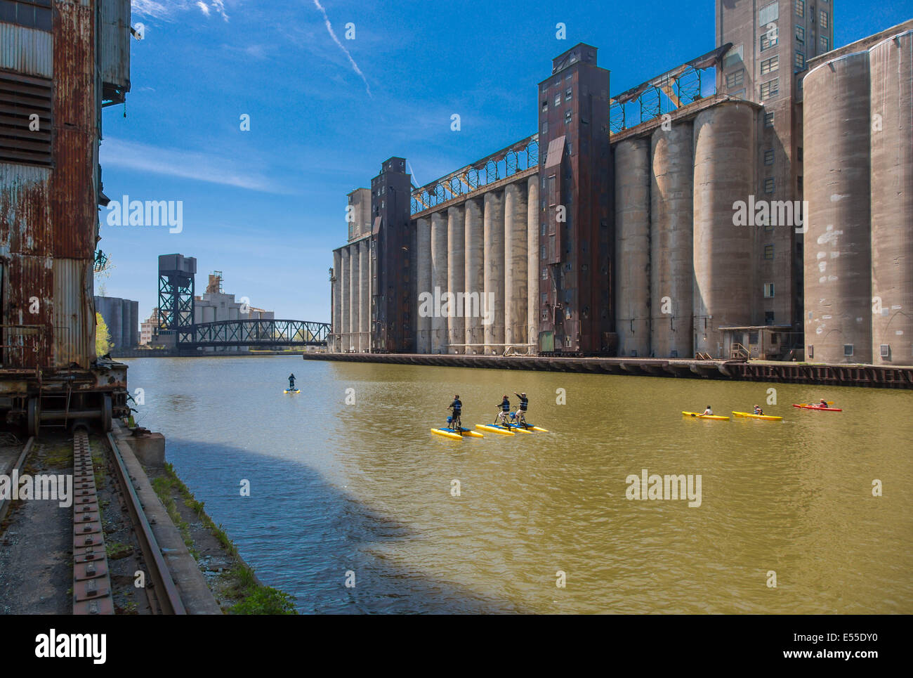 Paddleboarding e kayak in Buffalo fiume lungo lo storico abbandonato elevatori della granella sul lungomare di Buffalo, New York Foto Stock