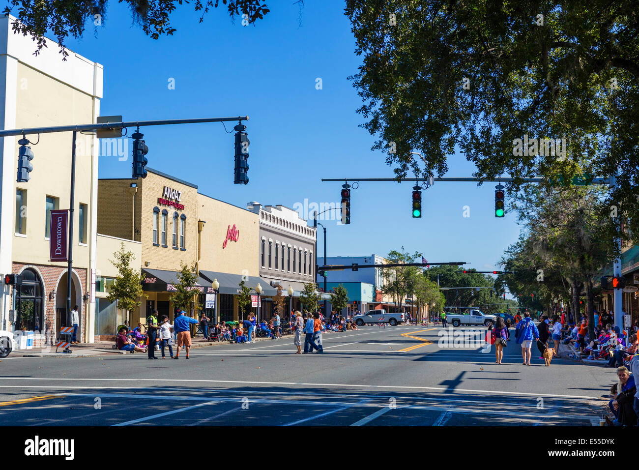 Strada principale nel centro di Gainesville sul giorno di Homecoming Parade, Florida, Stati Uniti d'America Foto Stock