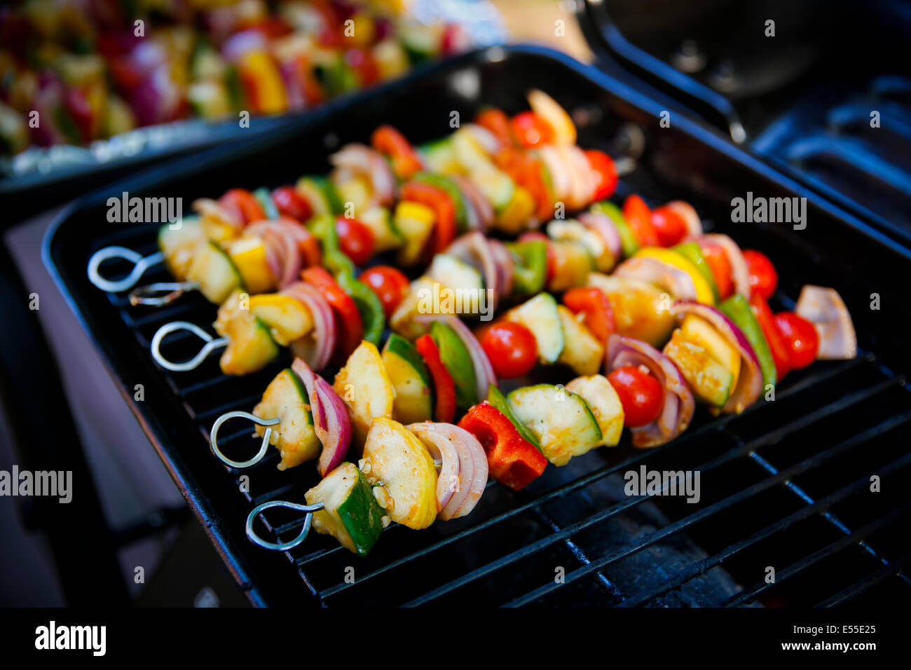 Per la cottura di alimenti vegetali per grigliare gli spiedini alla griglia cipolle peperoni squash Foto Stock