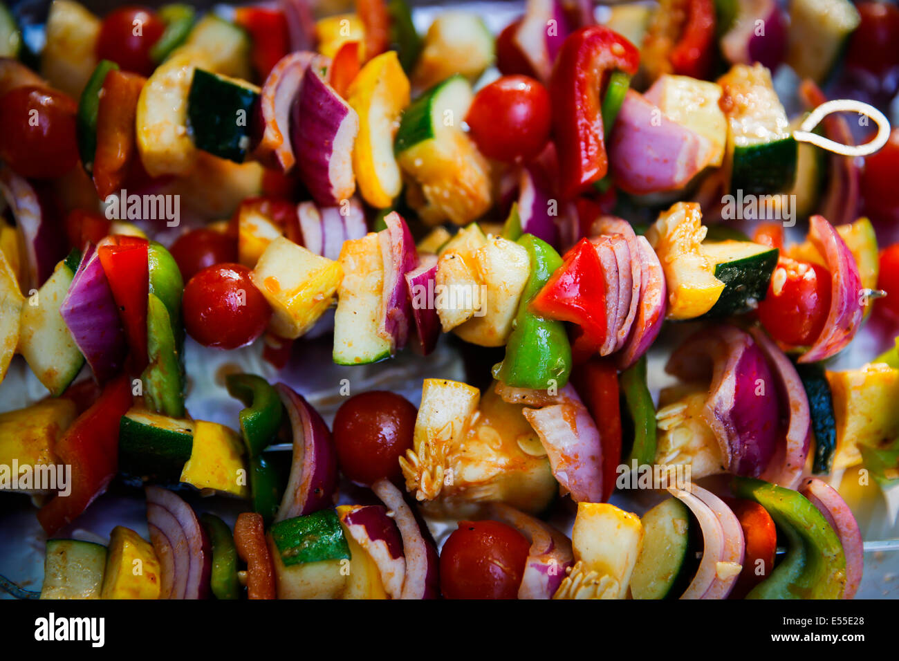 Per la cottura di alimenti vegetali per grigliare gli spiedini alla griglia cipolle peperoni squash Foto Stock