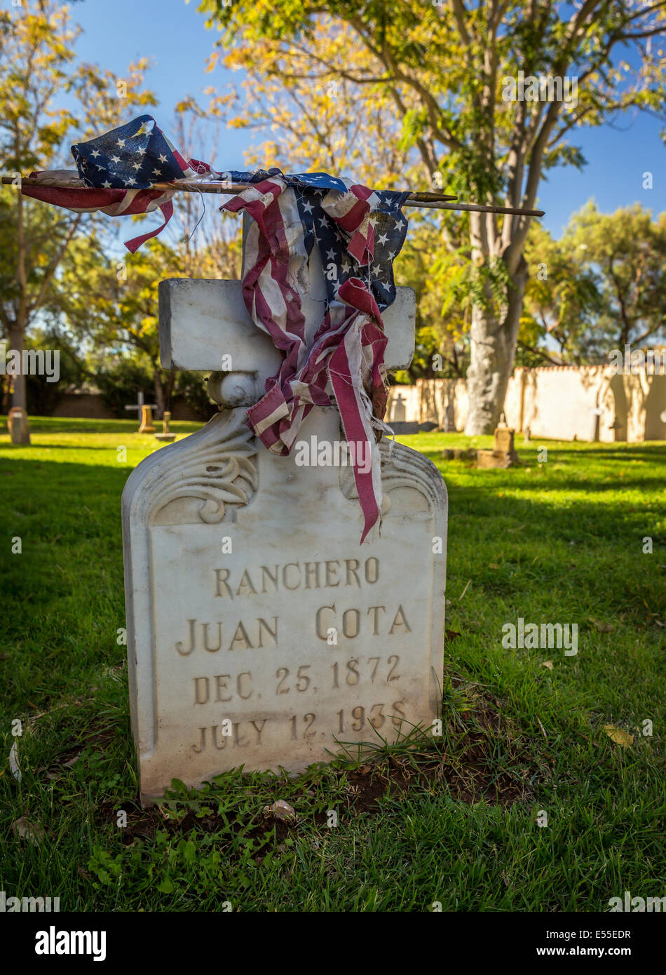 Vecchio pioneer lapide con una bandiera americana, Missione Santa Ines il Cimitero di Santa Barbara County, California, Stati Uniti d'America Foto Stock