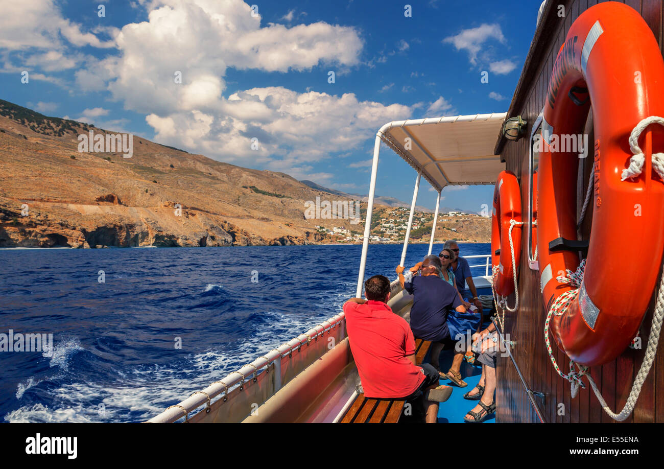 Il passeggero in barca a vela tra Loutro e Sfakion, Creta, Grecia Foto Stock