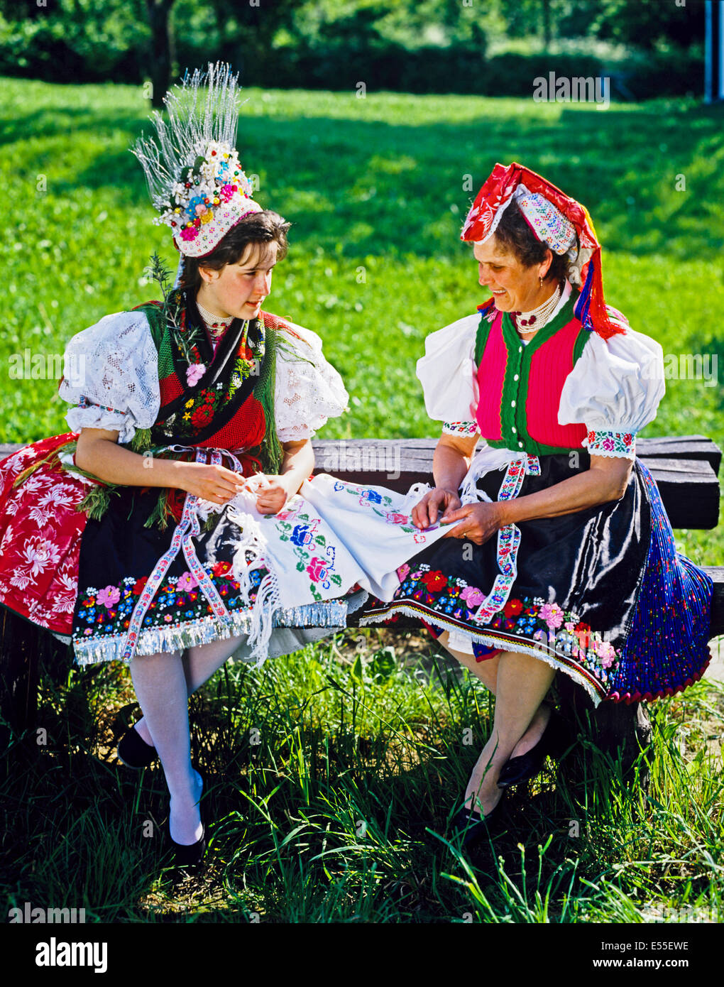 Donne locali nei costumi tradizionali, Budapest, Ungheria Foto Stock