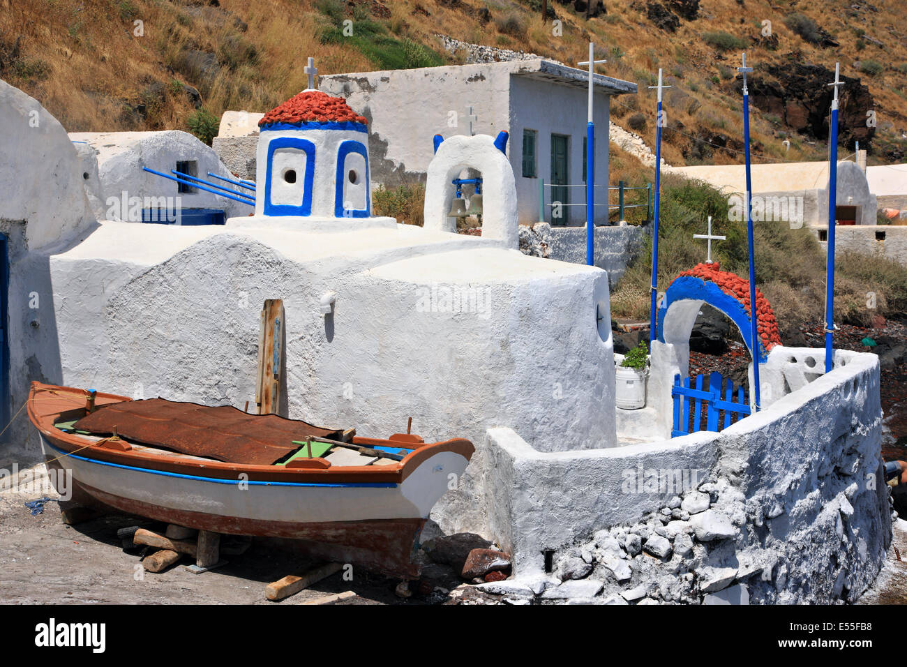 Piccola chiesa a Korfos village, Thirassia; isola, di fronte a Santorini, sull'altro lato della caldera, Cicladi Grecia Foto Stock